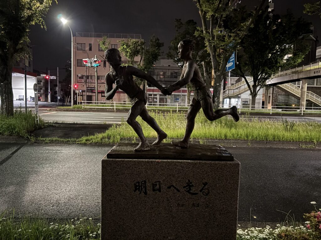 走っている銅像
